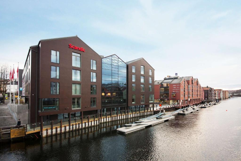 un grupo de edificios junto a una masa de agua en Scandic Bakklandet, en Trondheim