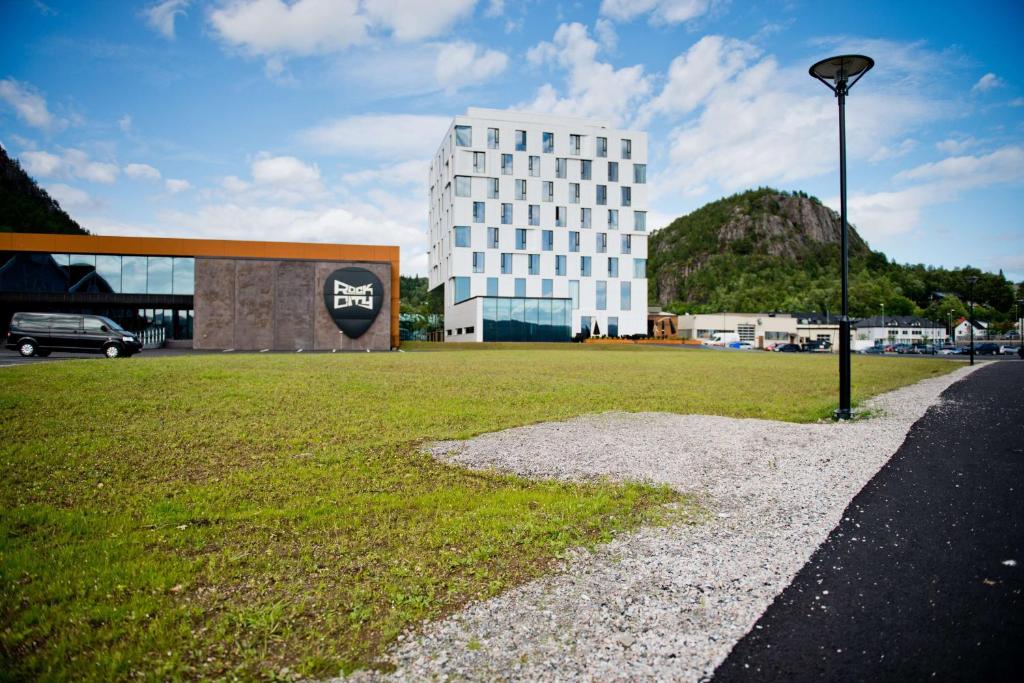 un edificio con césped y luz de la calle en Scandic Rock City, en Namsos