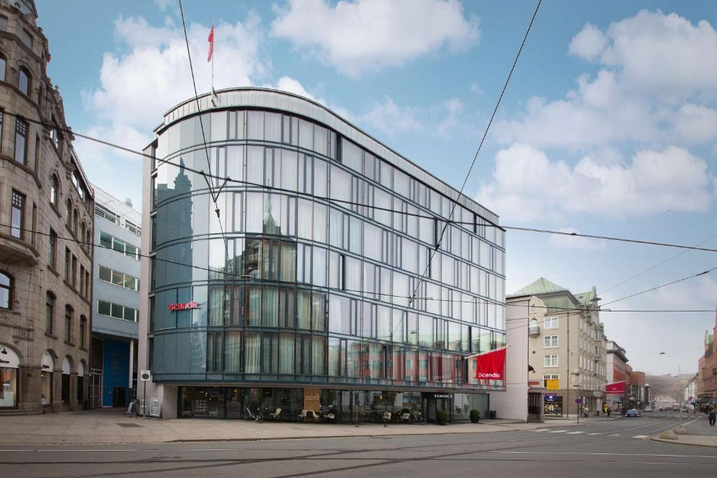 un gran edificio de cristal en una calle de la ciudad en Scandic Grensen, en Oslo