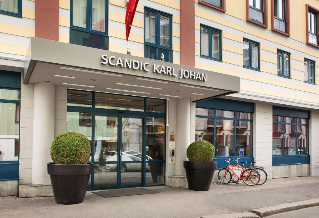 un negozio con due biciclette parcheggiate fuori di Scandic Karl Johan a Oslo