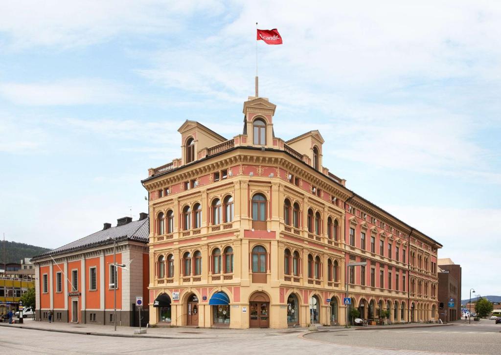 ein Gebäude mit einer Flagge darüber in der Unterkunft Scandic Ambassadeur Drammen in Drammen