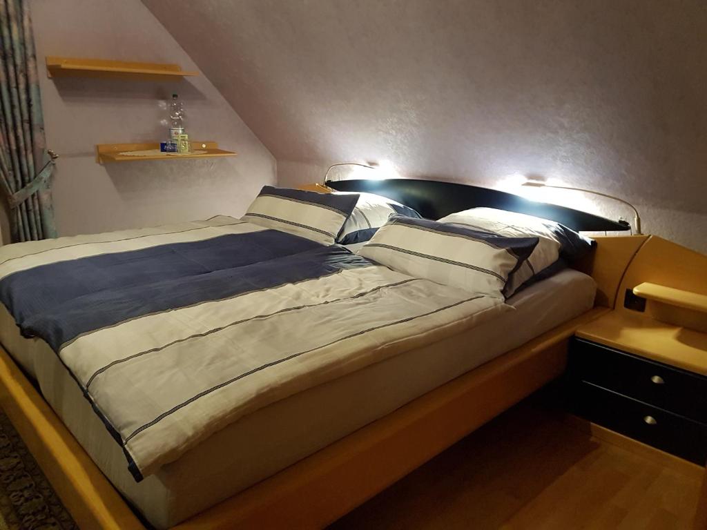 1 dormitorio con 1 cama grande y 2 lámparas. en Ferienwohnung Flegessen Weserbergland, en Bad Münder am Deister