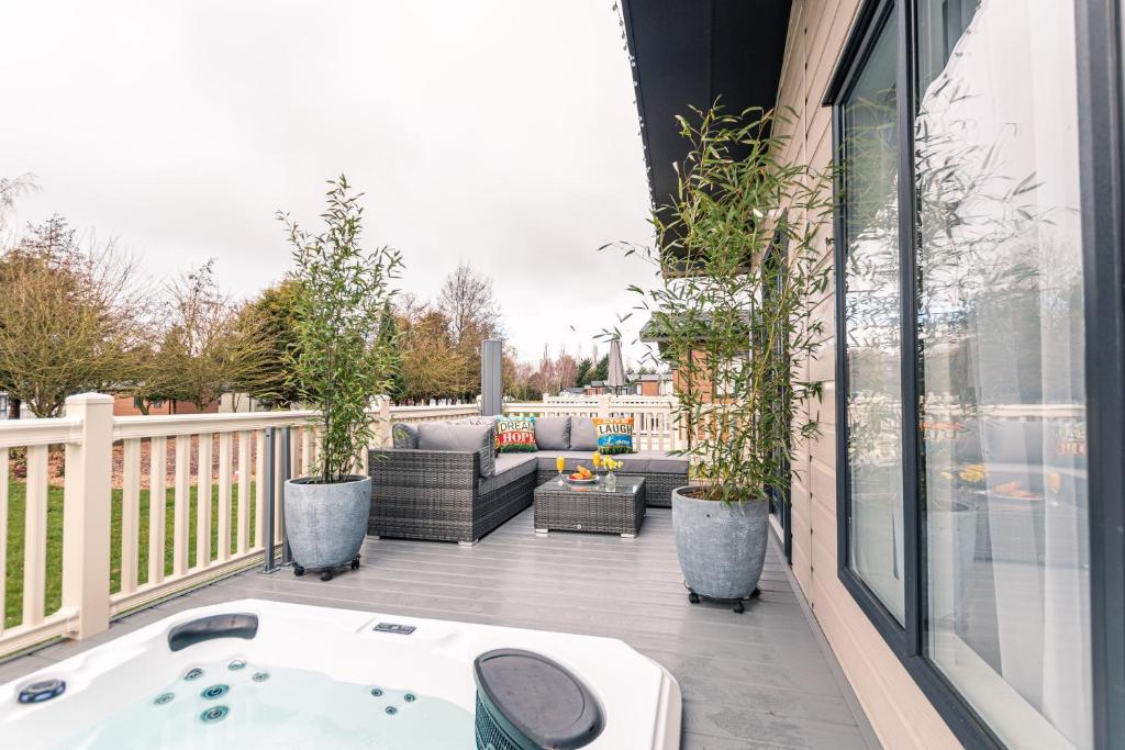 un jacuzzi en la terraza de una casa en Primrose Lodge with Hot Tub, en York