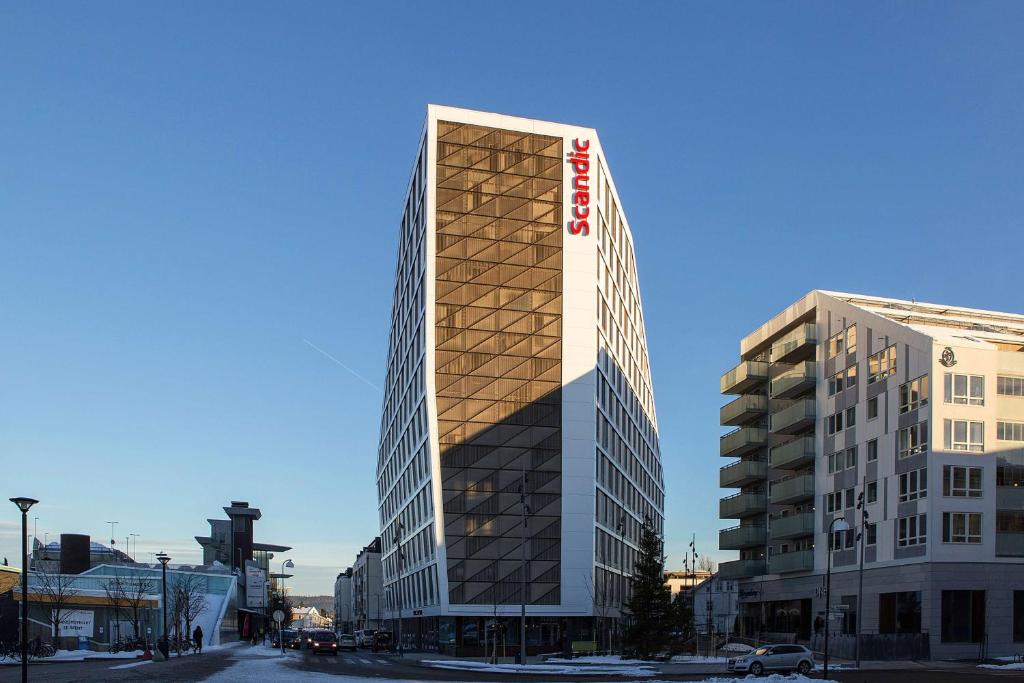 un grand bâtiment dans une ville avec des bâtiments dans l'établissement Scandic Lillestrøm, à Lillestrøm