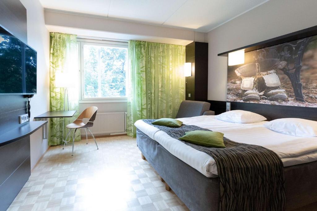 Cette chambre comprend 2 lits et une télévision à écran plat. dans l'établissement Scandic Tampere Hämeenpuisto, à Tampere
