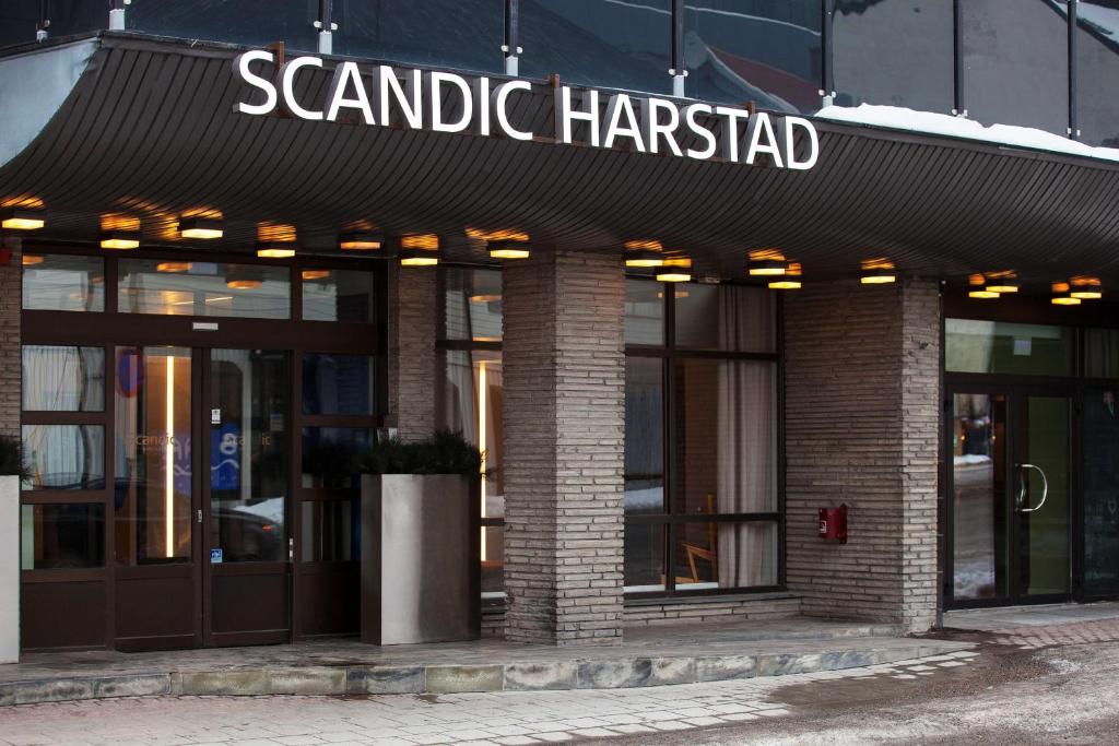 un signe scandique harald à l'avant d'un bâtiment dans l'établissement Scandic Harstad, à Harstad