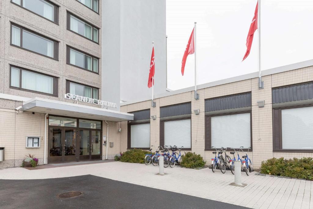 un grupo de bicicletas estacionadas fuera de un edificio en Scandic Rauma, en Rauma