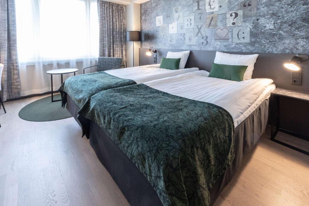 Postel nebo postele na pokoji v ubytování Scandic Kallio