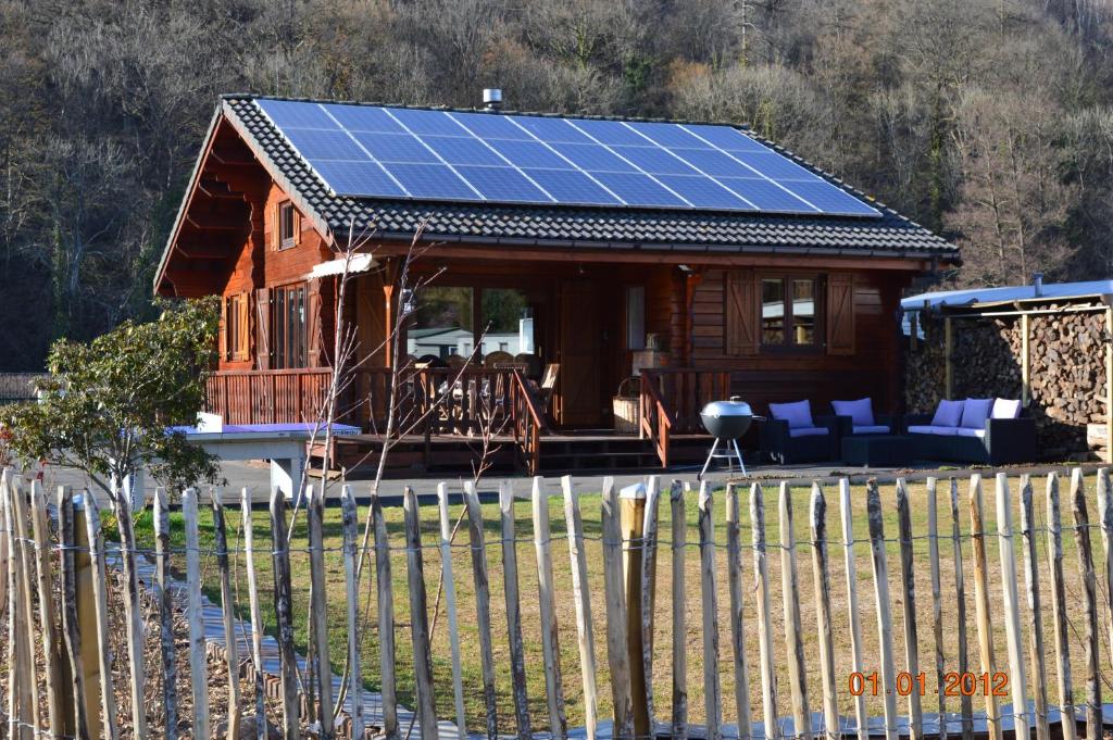 uma pequena casa com painéis solares no telhado em Le Mont Céleste em Nonceveux