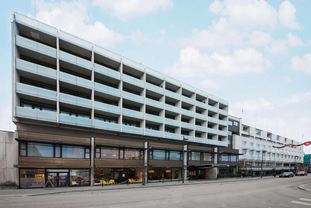 un gran edificio de oficinas con muchas ventanas en Scandic Alexandra Molde en Molde