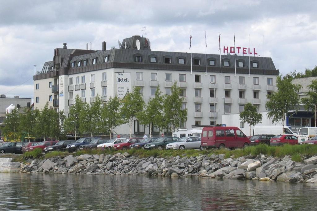Výhled na řeku, která protéká v blízkosti hotelu