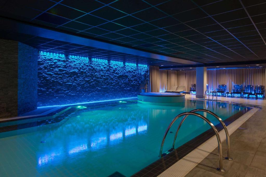 a swimming pool in a hotel with a large aquarium at Scandic Royal Stavanger in Stavanger