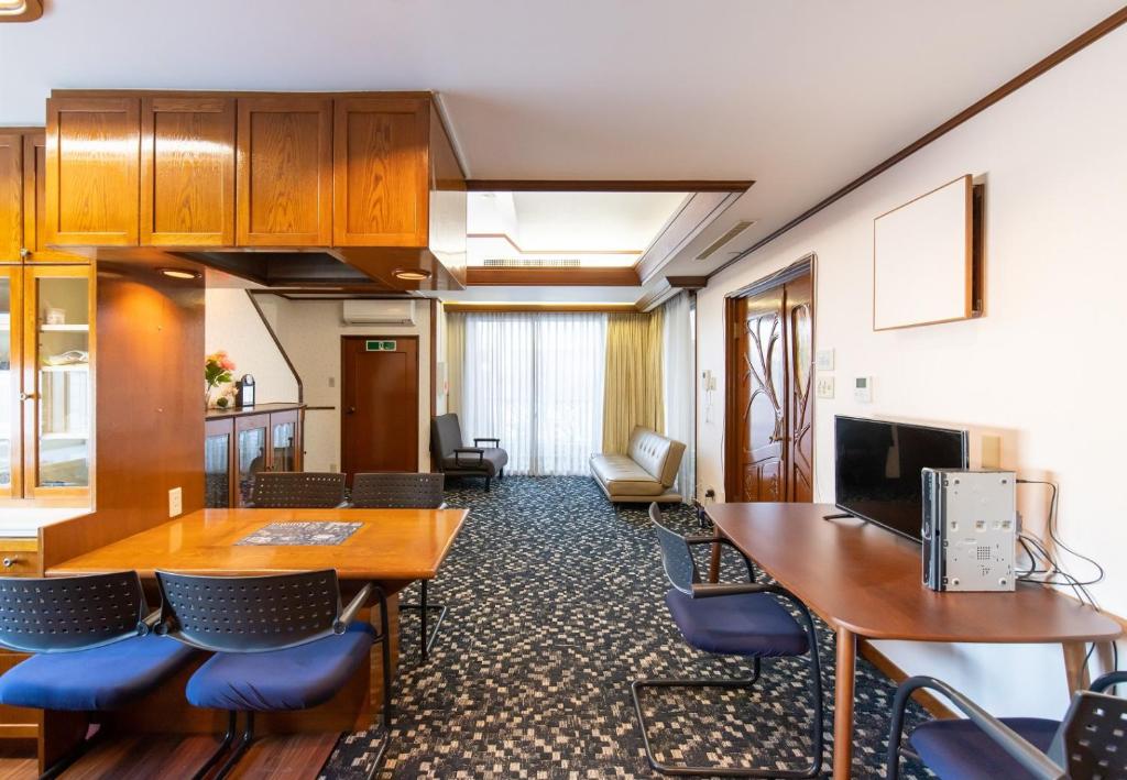 a conference room with a table and chairs at ふたばホテル in Tokyo