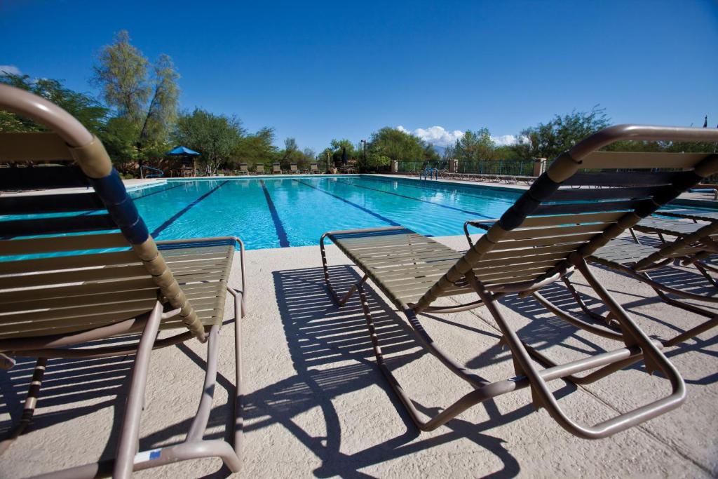 Bazén v ubytování Starr Pass Golf Suites nebo v jeho okolí