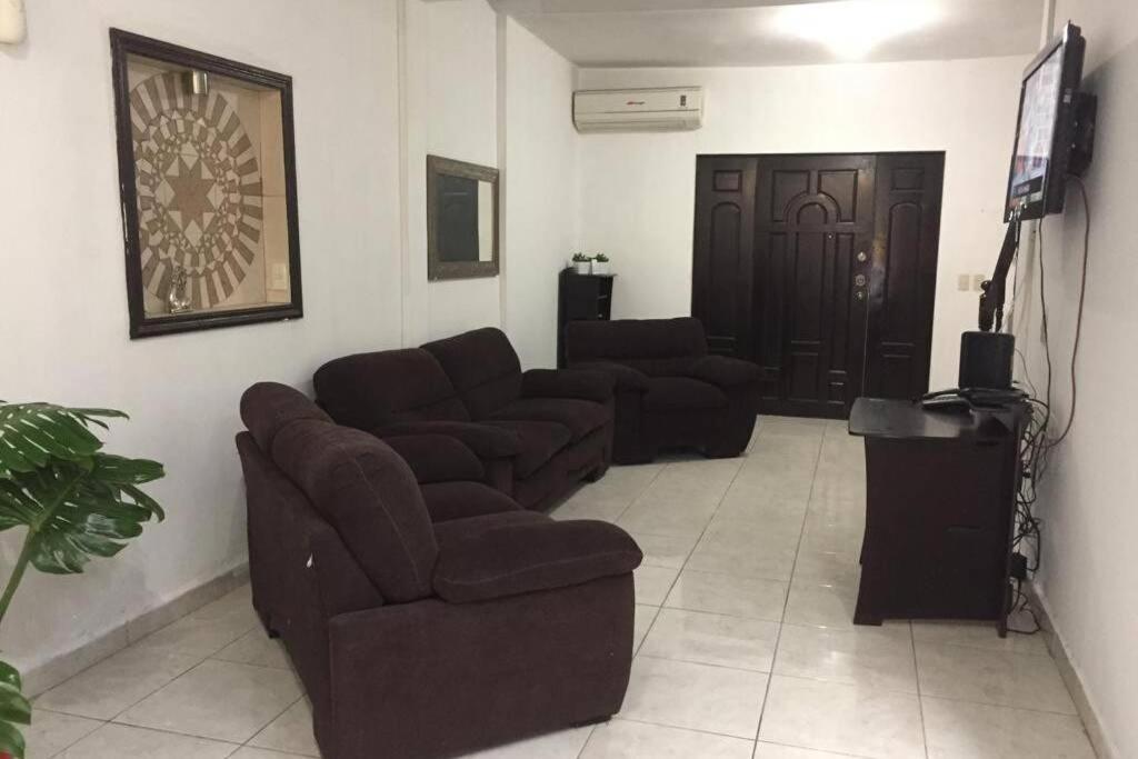 ein Wohnzimmer mit Sofas und einem Flachbild-TV in der Unterkunft Aloja in Monterrey