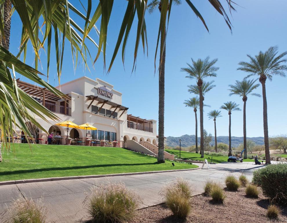 een gebouw met palmbomen ervoor bij The Legacy Golf Resort in Phoenix