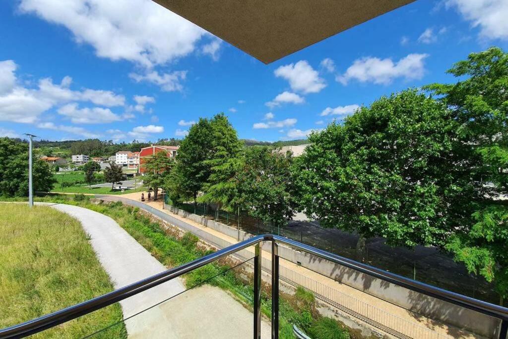 VimianzoにあるApartamento moderno en Vimianzo, Costa da Morte, Galiciaの道路や木々の景色を望むバルコニー