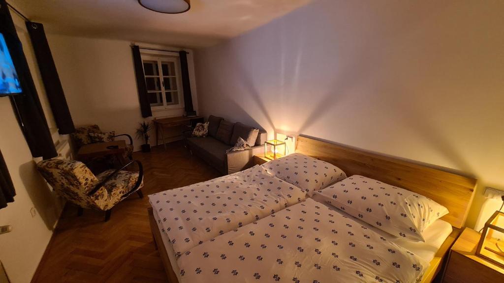 Postel nebo postele na pokoji v ubytování Konšelský šenk Domažlice