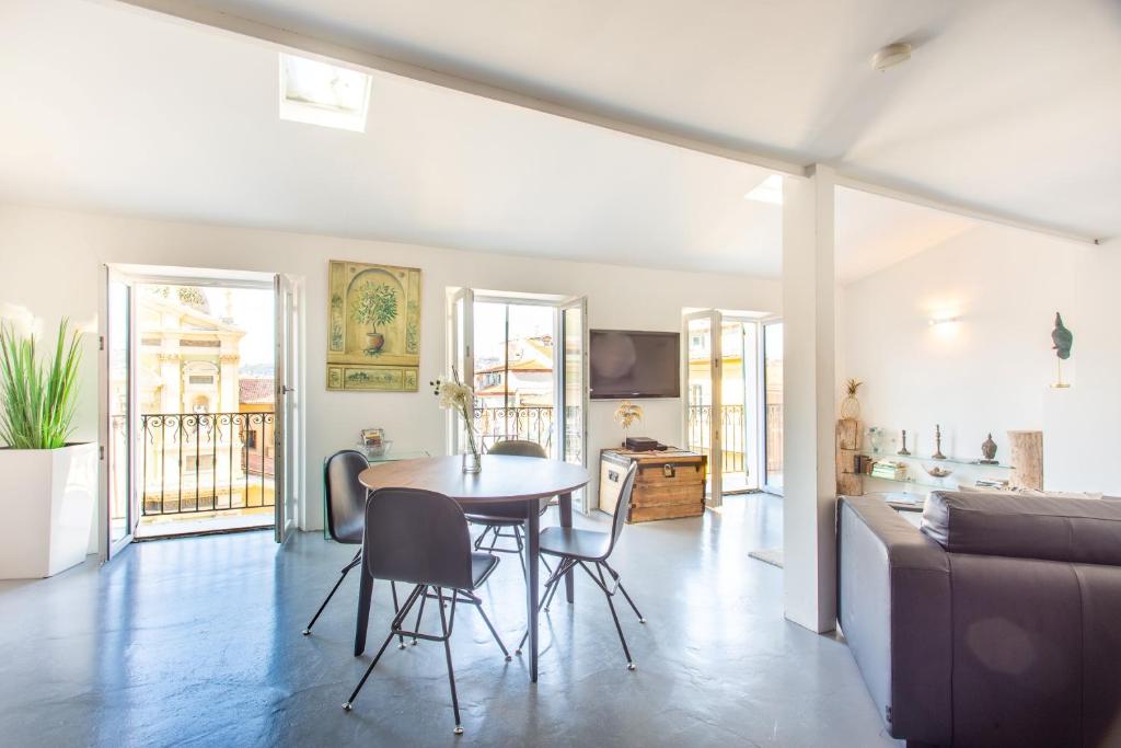 une salle à manger et un salon avec une table et des chaises dans l'établissement ROSS 5- F2, LUMINEUX, BALCON, LOFT, CLIM, Vieux-Nice, à Nice