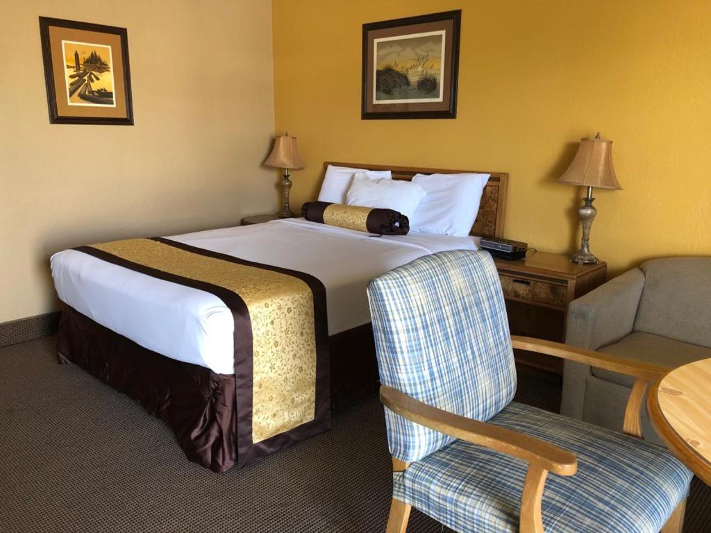 Postel nebo postele na pokoji v ubytování Knights Inn - Baker City