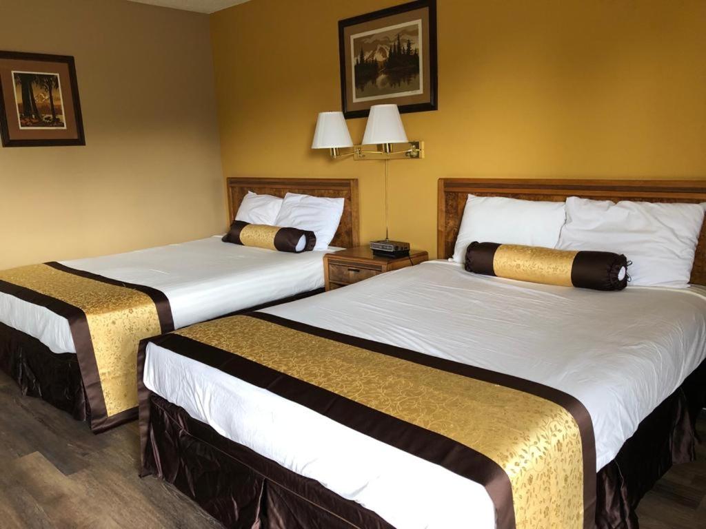 Postel nebo postele na pokoji v ubytování Knights Inn - Baker City