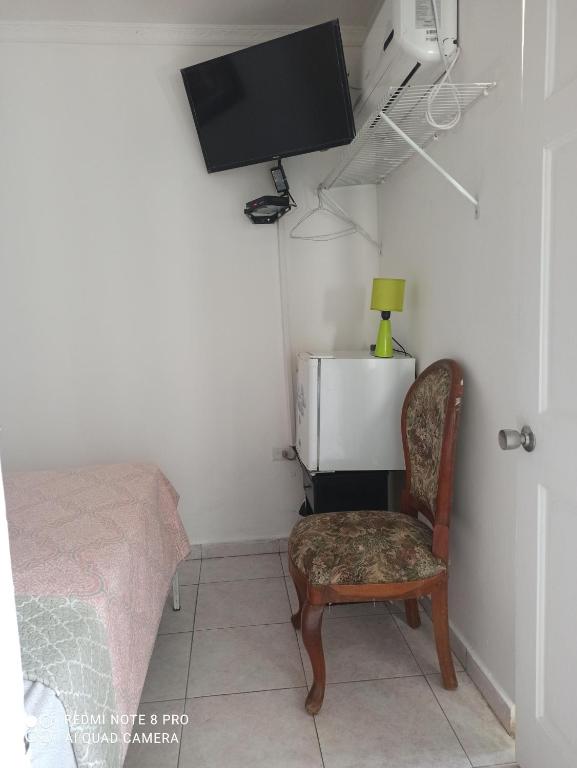 Televiisor ja/või meelelahutuskeskus majutusasutuses Hostal Compostela Inn