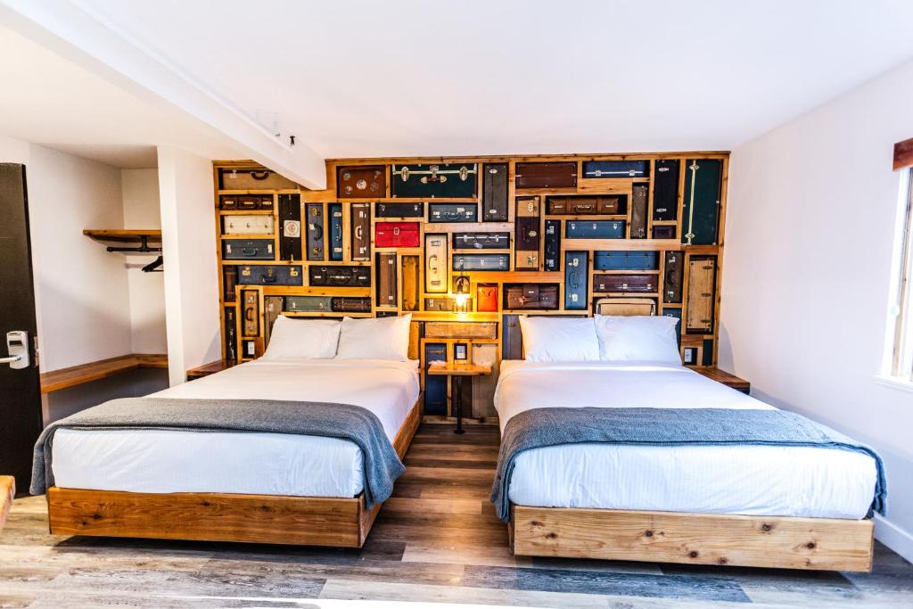 Postel nebo postele na pokoji v ubytování Crash Hotel Squamish