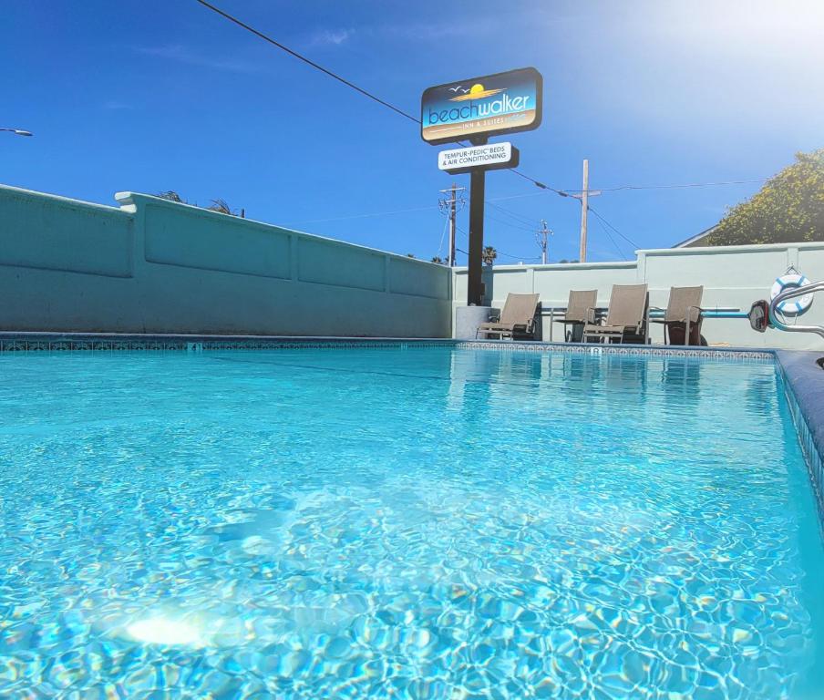 Bazén v ubytování Beachwalker Inn & Suites nebo v jeho okolí