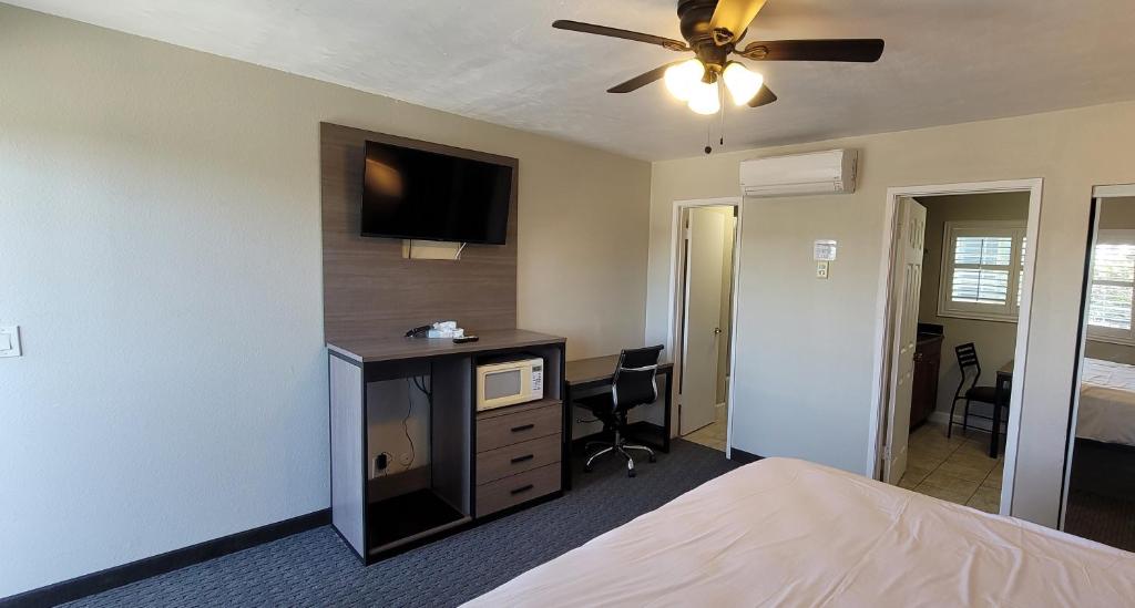 TV a/nebo společenská místnost v ubytování Beachwalker Inn & Suites