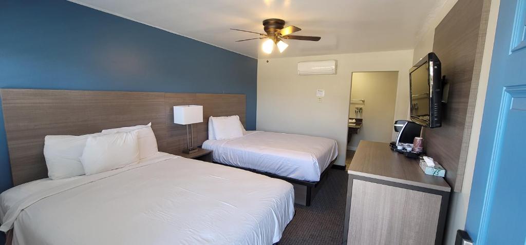 Postel nebo postele na pokoji v ubytování Beachwalker Inn & Suites