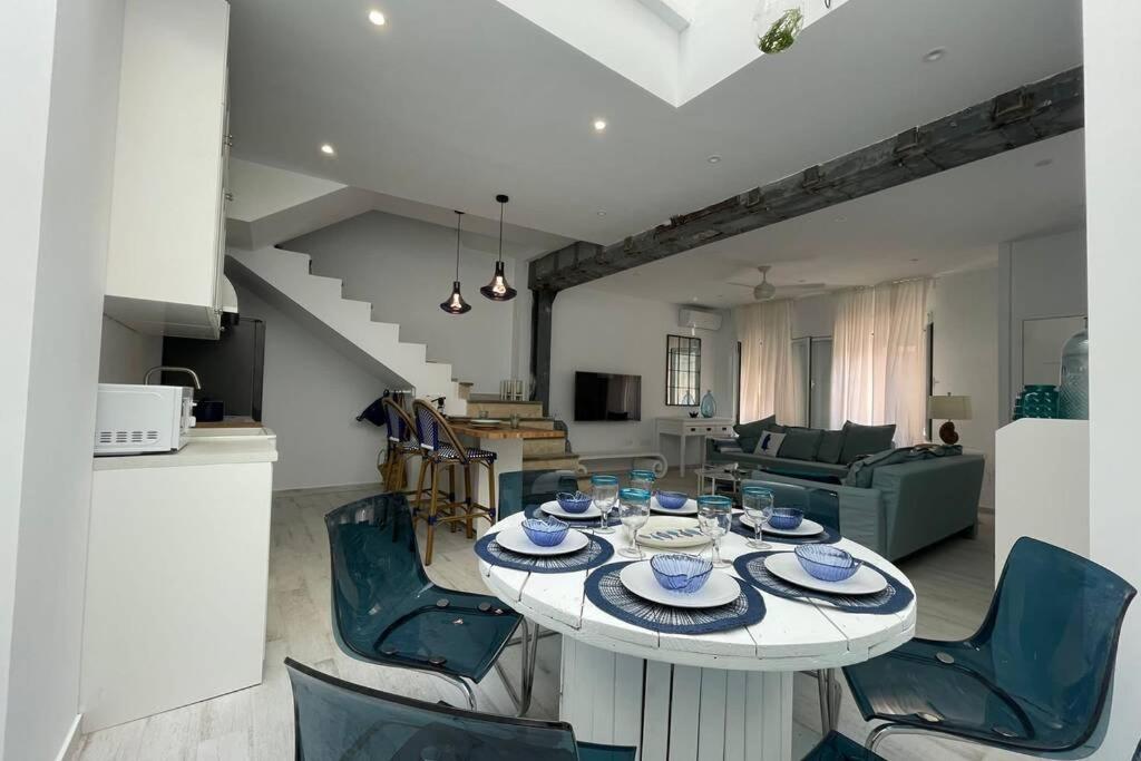 uma sala de estar com uma mesa e cadeiras azuis em Casa Adrián, Águilas, Costa Cálida em Águilas