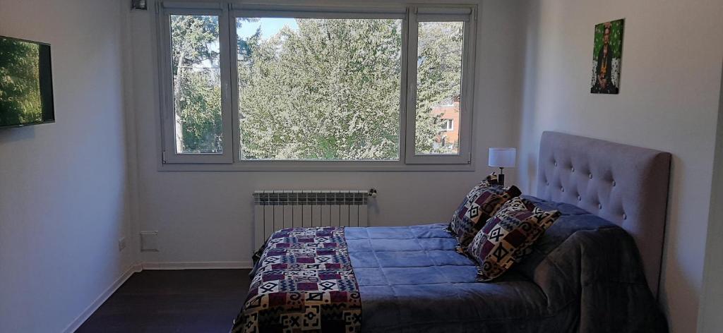 1 dormitorio con 1 cama y 2 ventanas en Departamento en Barrio Centrico Bariloche (PE) en San Carlos de Bariloche