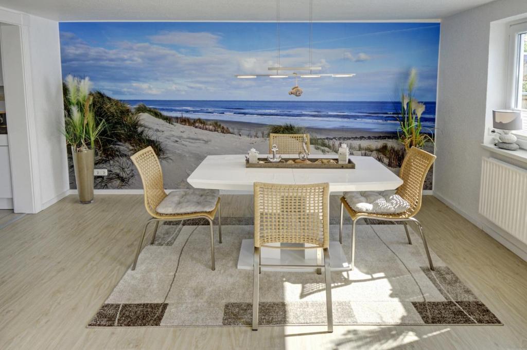 une salle à manger avec vue sur la plage dans l'établissement fewo1846 - OstseeFlair komfortables Reihenhaus mit zwei Schlafzimmern, Garten und Terrasse, à Flensbourg
