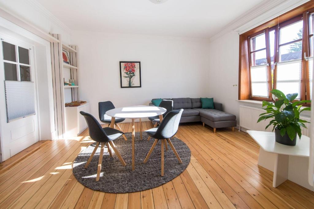 ein Wohnzimmer mit einem Tisch und Stühlen in der Unterkunft fewo1846 - Heimspiel - komfortable Wohnung mit 2 Schlafzimmern und sonnigem Garten in Flensburg