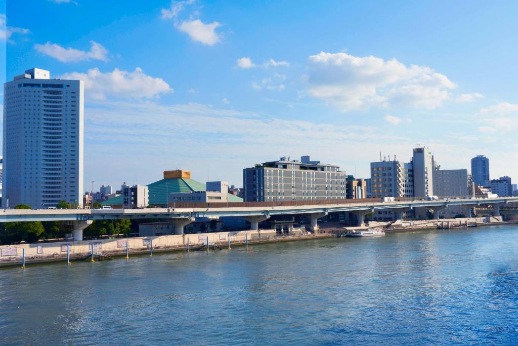 Výhled na řeku, která protéká v blízkosti hotelu