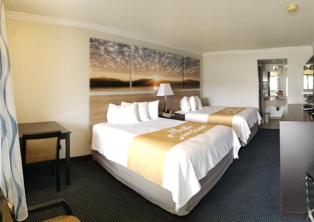 Postel nebo postele na pokoji v ubytování Days Inn by Wyndham Winnemucca