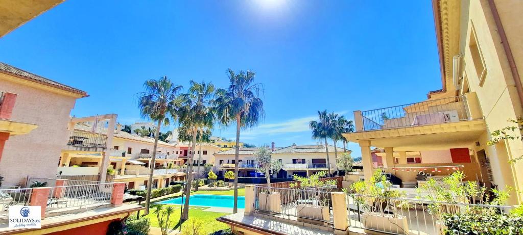 vista para um complexo de apartamentos com piscina em Jardines de Montemar II em Benissa