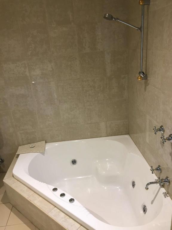 Best Western Plus The Tudor Box Hill - Queen Room Met Spa -bad