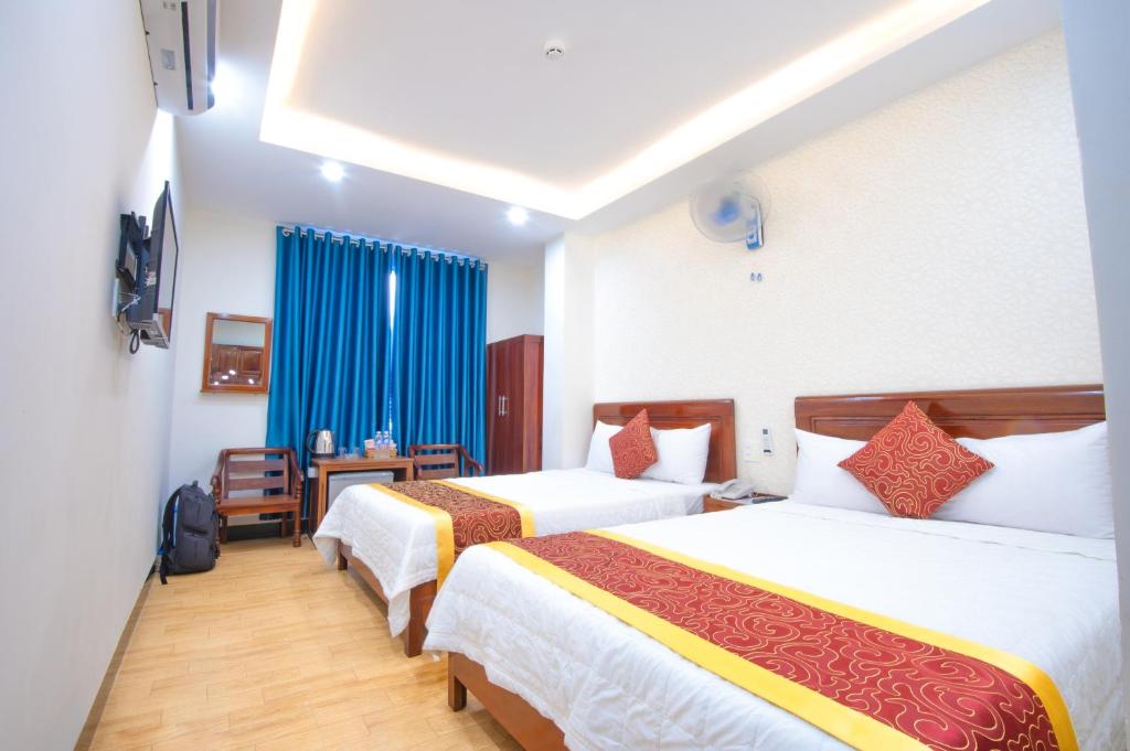 Giường trong phòng chung tại NEW DAY HOTEL