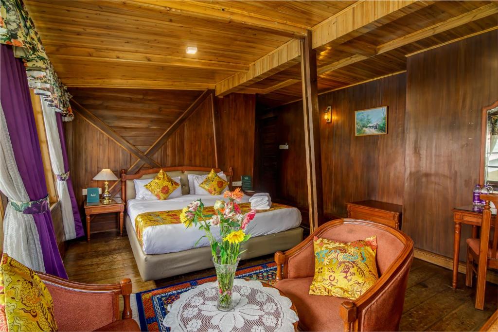 מיטה או מיטות בחדר ב-Muscatel Himalayan Resort - 400 Mts from Mall Road