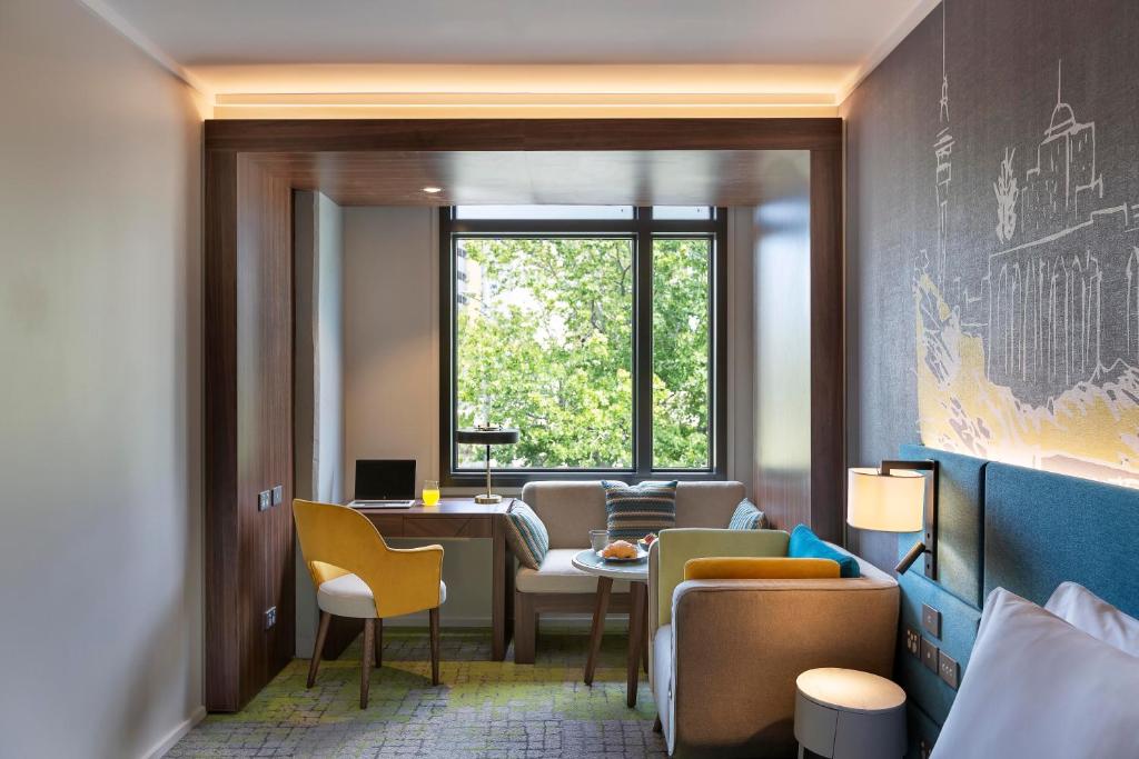 Mercure Auckland Queen Street - Standard King Room