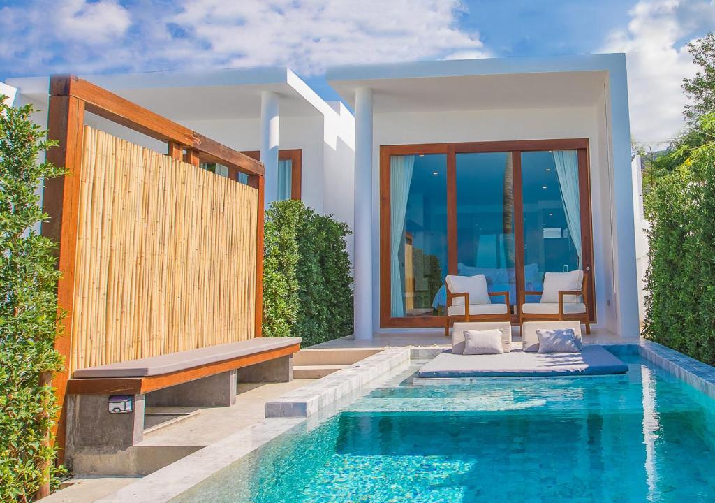 Bazén v ubytování White Whale Beachfront Pool Villa nebo v jeho okolí