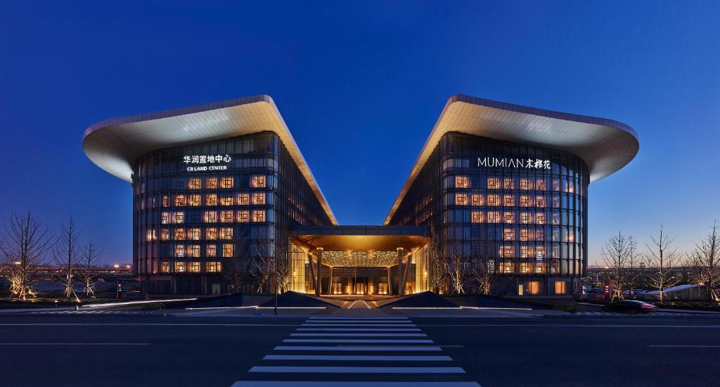 ein großes Gebäude mit einer Treppe davor in der Unterkunft Mumian Beijing Daxing International Airport in Peking