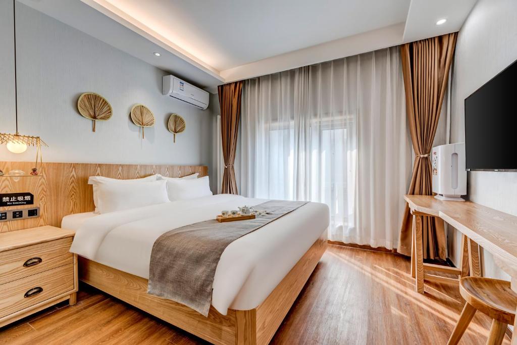 Happy Dragon Saga Hotel whole-house heating Free wifi unlimited for westen software and fluent English speaking,Tourist ticket service&food recommendation,Near Tian'AnMen Forbidden City,Wangfujing walking street,Easy to get any tour sights by metro - Habitación Doble De Lujo