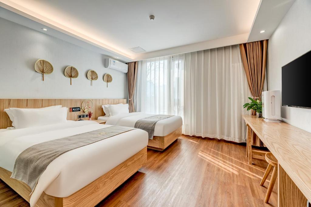 Happy Dragon Saga Hotel whole-house heating Free wifi unlimited for westen software and fluent English speaking,Tourist ticket service&food recommendation,Near Tian'AnMen Forbidden City,Wangfujing walking street,Easy to get any tour sights by metro - Suite Con Visión De Callejón