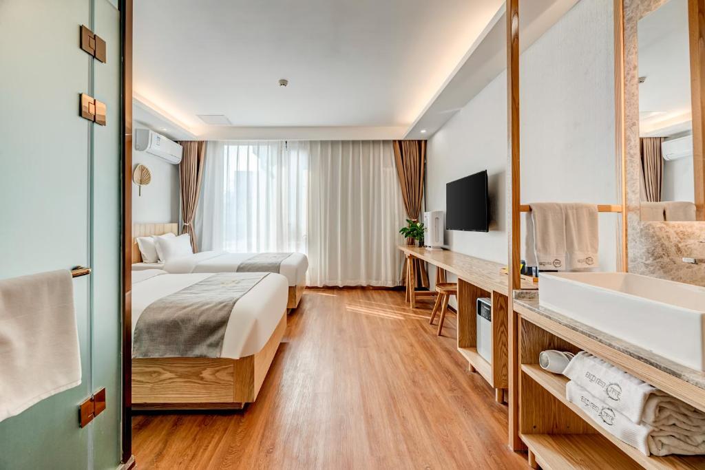 Happy Dragon Saga Hotel whole-house heating Free wifi unlimited for westen software and fluent English speaking,Tourist ticket service&food recommendation,Near Tian'AnMen Forbidden City,Wangfujing walking street,Easy to get any tour sights by metro - Habitación Gemela De Lujo