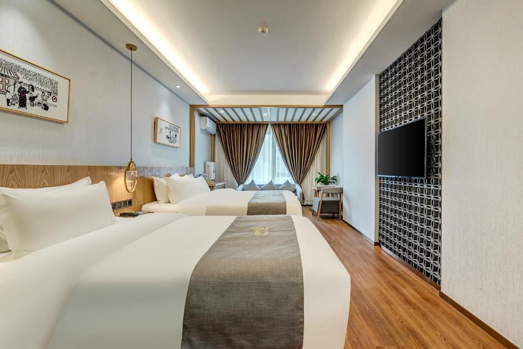 Happy Dragon Saga Hotel whole-house heating Free wifi unlimited for westen software and fluent English speaking,Tourist ticket service&food recommendation,Near Tian'AnMen Forbidden City,Wangfujing walking street,Easy to get any tour sights by metro - Sala Familiar Con Baño Privado
