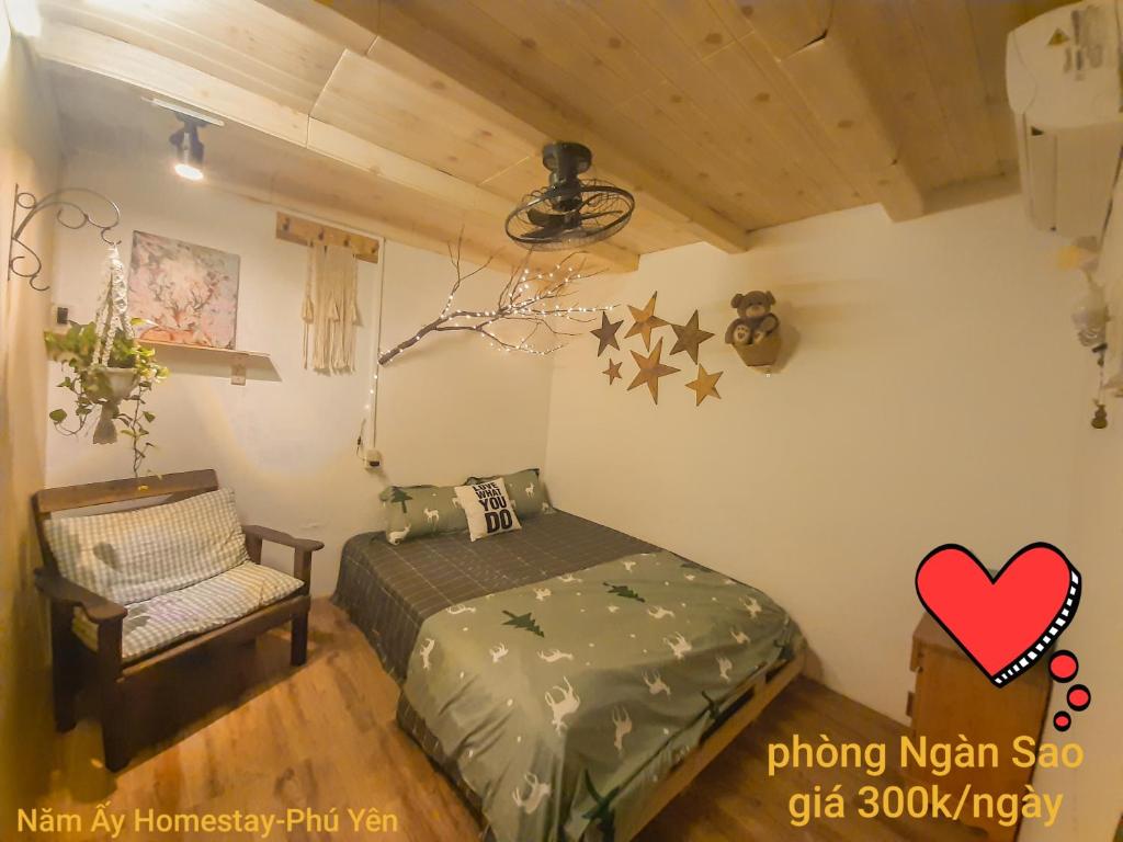 トゥイホアにあるNĂM ẤY HOMESTAYのベッドと椅子のある寝室