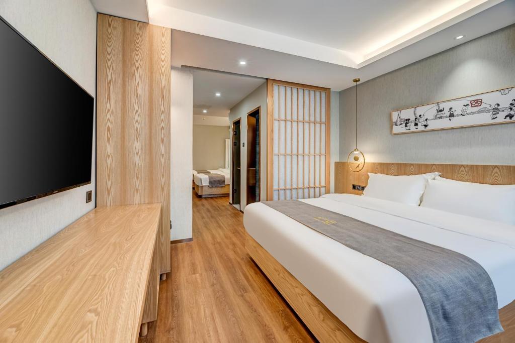 Happy Dragon Saga Hotel whole-house heating Free wifi unlimited for westen software and fluent English speaking,Tourist ticket service&food recommendation,Near Tian'AnMen Forbidden City,Wangfujing walking street,Easy to get any tour sights by metro - Suite De Dos Dormitorios
