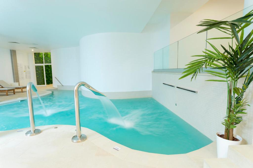 Bazén v ubytování Parque Nereida Suites Hotel nebo v jeho okolí